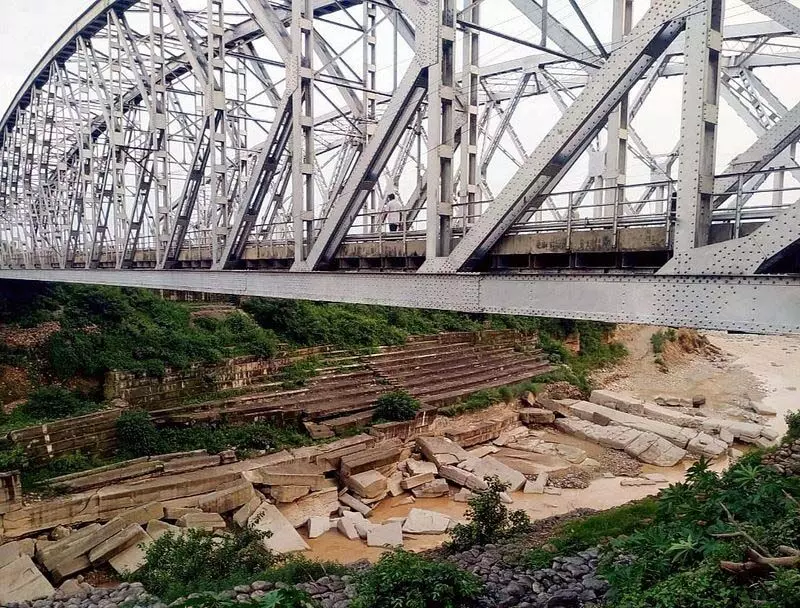 Himachal : चक्की पुल की सुरक्षा करने वाली दीवार बह गई