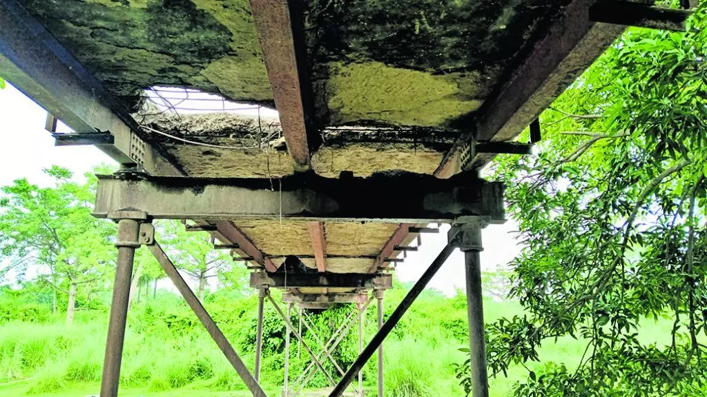Gopalganj: विभाग की टीम ने क्षतिग्रस्त पुल का निरीक्षण किया