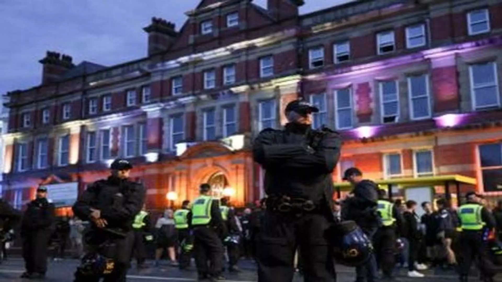Britain में वर्षों के सबसे बुरे दंगे, शरणार्थियों को ठहराने वाले होटलों पर हमला