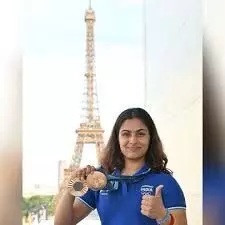 Manu Bhaker ने ओलंपिक पदक के साथ पोज दिया