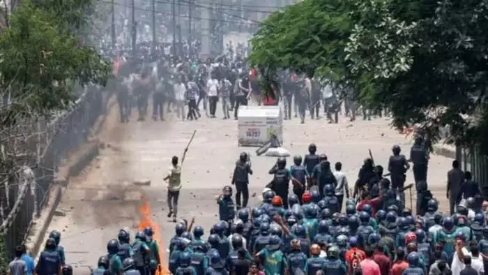 हिंसा की आग में धधक रहे बांग्लादेश की पीएम शेख हसीना के इस्तीफे की खबर, देश छोड़ा