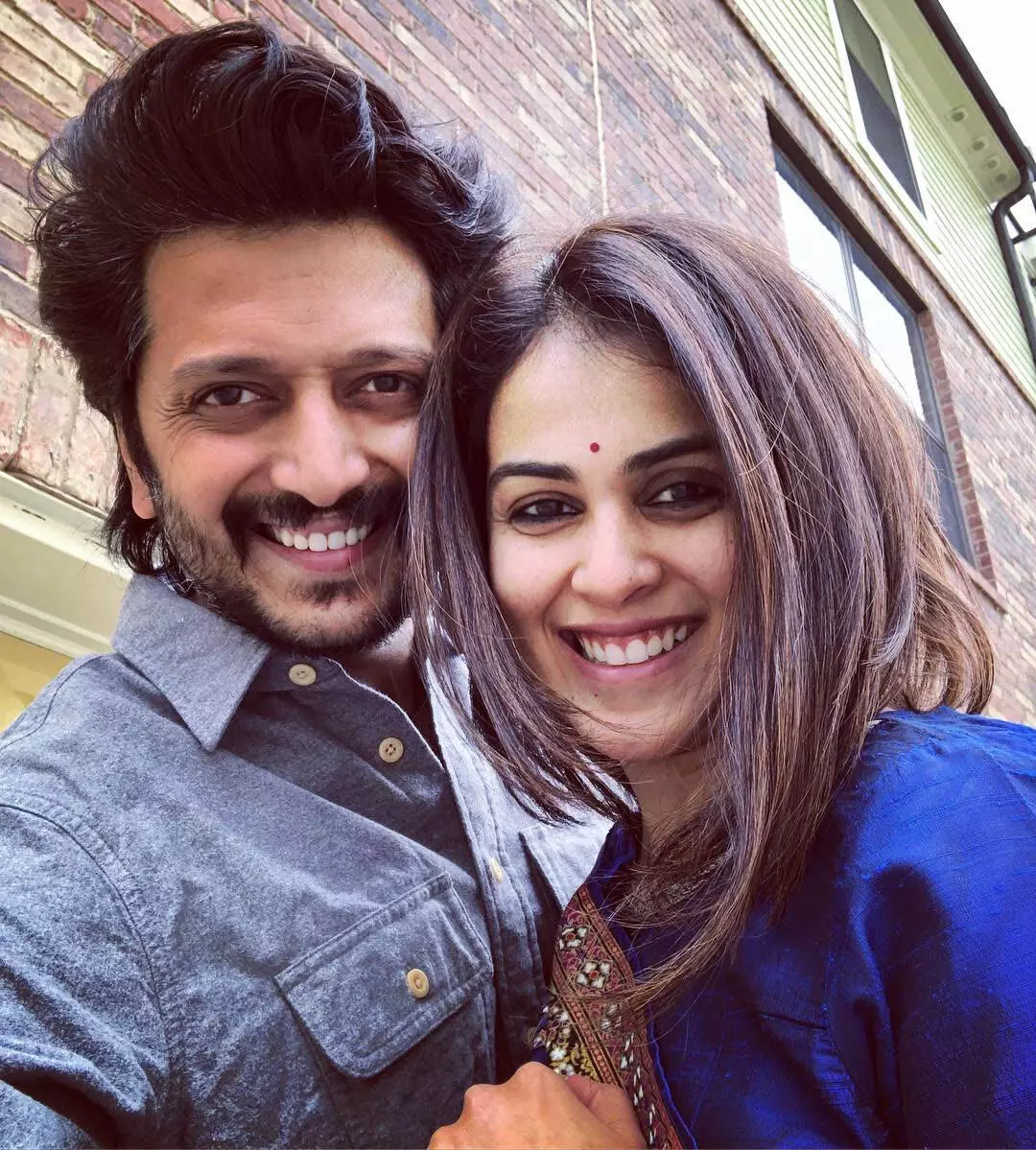 Ritesh Deshmukh ने पत्नी पर बरसाया प्यार