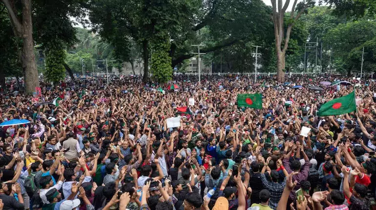 बांग्लादेश में तख्तापलट! PM शेख हसीना ने दिया इस्तीफा, आ रहीं भारत? अब सेना संभालेगी कमान