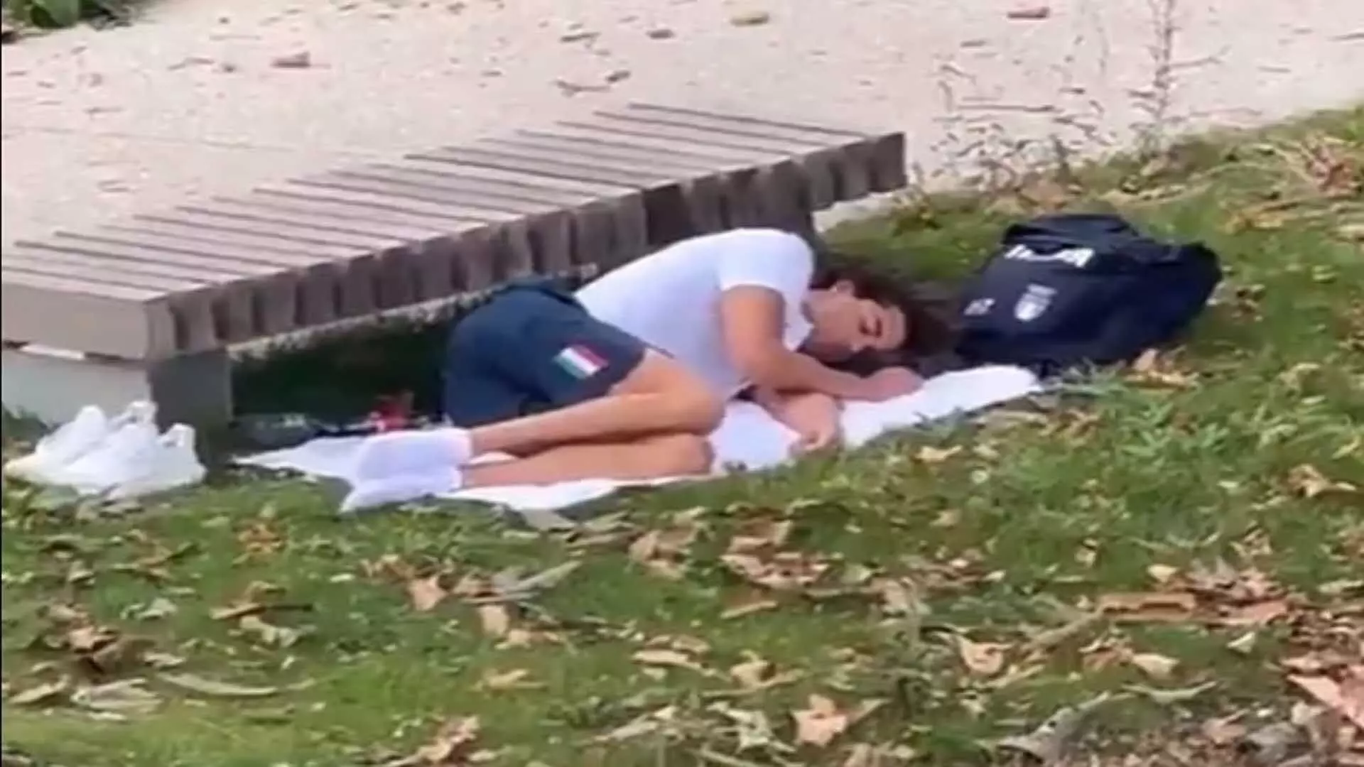 Olympics: पार्क में सोते हुए इतालवी तैराक थॉमस सेकॉन, वीडियो वायरल