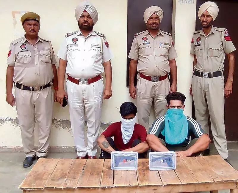 Amritsar: पुलिस ने शोरूम लूट का मामला सुलझाया, दो गिरफ्तार