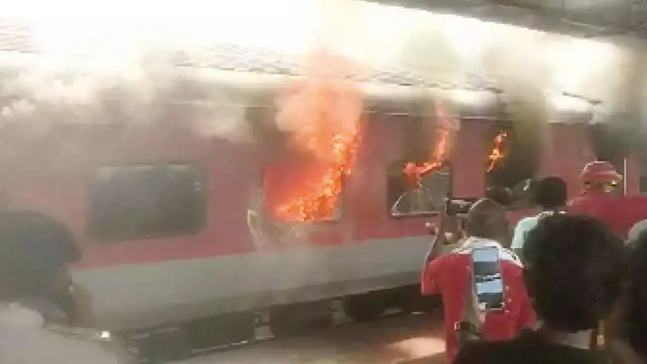 Visakhapatnam स्टेशन पर ट्रेन के खाली डिब्बे में आग लग गई