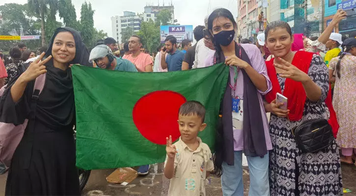 Dhaka: हसीना की हार, खुलना की सड़कों पर खुशी