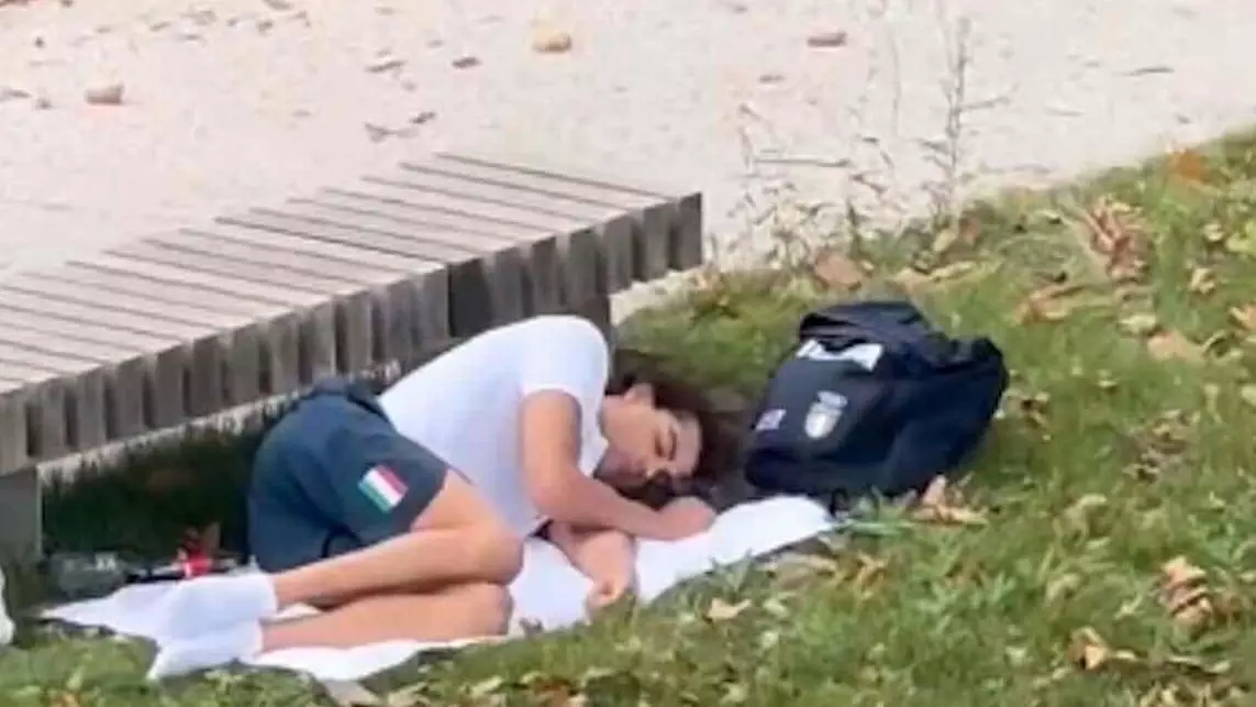Gold Medallist विजेता थॉमस सेकोन पार्क में सोते दिखे