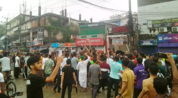 Sylhet: पूरे सिलहट शहर में खुशी की लहर है, छात्रों ने मिठाइयाँ बाँटीं
