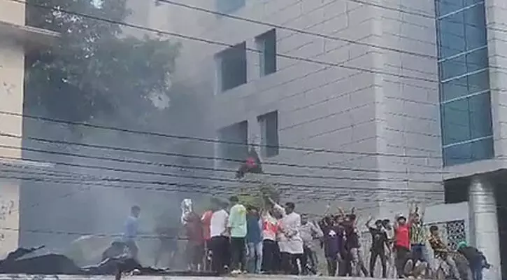 Sheikh Hasina के धानमंडी कार्यालय में आग, छात्रों में खुशी