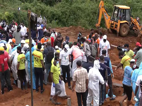 Wayanad landslide: जिला प्रशासन ने अज्ञात पीड़ितों का सामूहिक अंतिम संस्कार किया