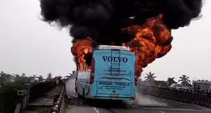 यात्री बस में लगी आग, ड्राइवर और कंडक्टर फरार, देखें मंजर