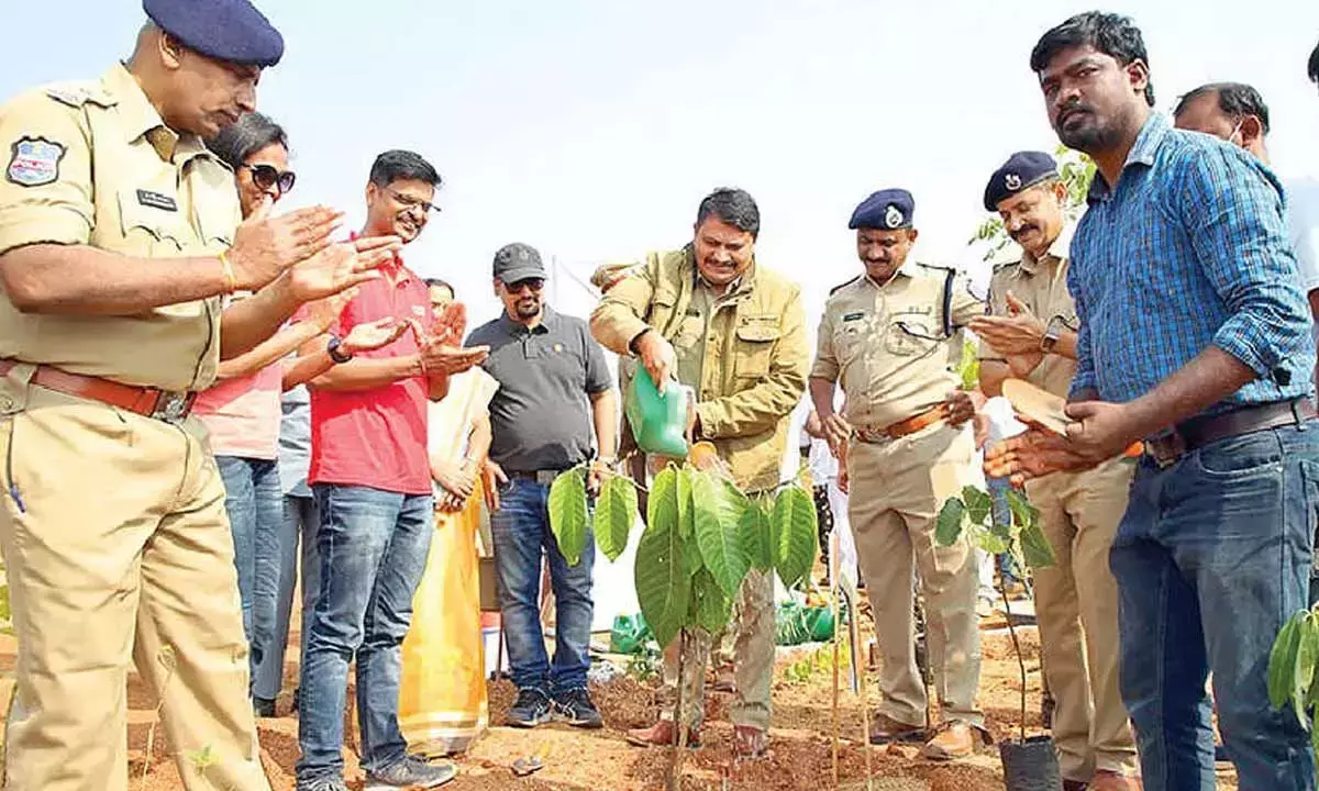 Hyderabad में फेफड़ों की जगह को सुरक्षित करने के लिए मियावाकी मार्ग पर चल रहा