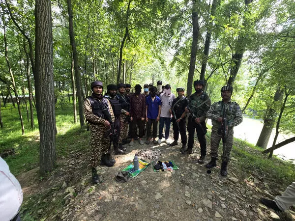 Jammu and Kashmir: अनंतनाग में तीन आतंकवादी सहयोगी पकड़े गए