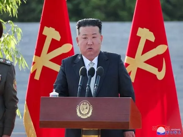 Kim Jong Un ने 250 नए सामरिक बैलिस्टिक मिसाइल लांचर का अनावरण किया