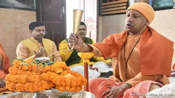 Sawan के तीसरे सोमवार पर CM योगी ने गोरखपुर में किये रुद्राभिषेक