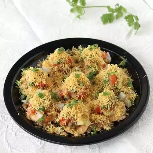 Recipe: घर में झटपट तैयार करे चटपटी सेव पूरी