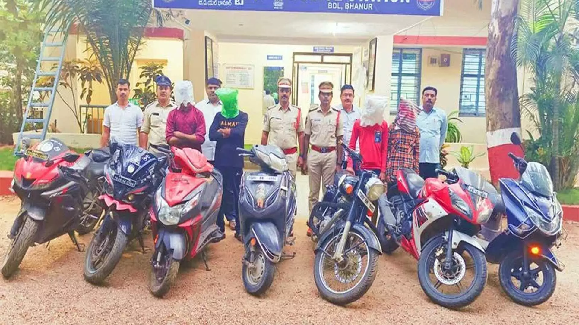 Sangareddy में चार बाइक चोर गिरफ्तार, 7 बाइक जब्त