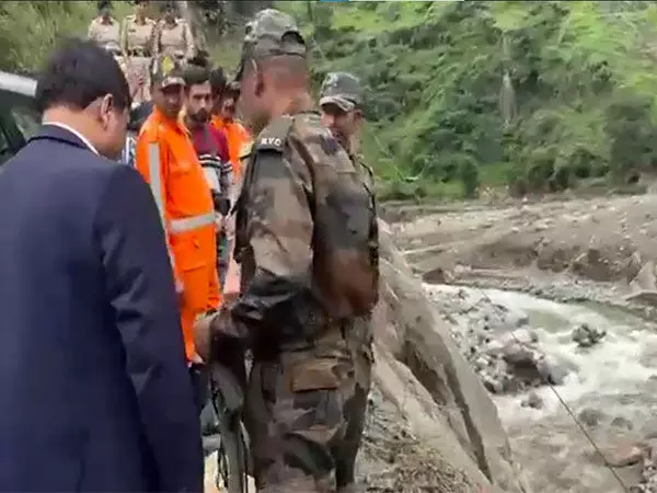 Himachal Pradesh में बाढ़ की तबाही के बीच बहाली और खोज अभियान जारी