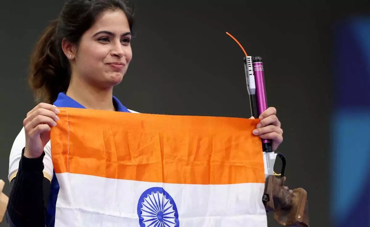 Manu Bhaker समापन समारोह में राष्ट्रीय ध्वज को लेकर उत्साहित