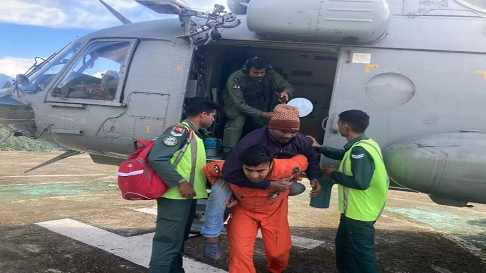 Indian वायुसेना ने केदारनाथ घाटी से 17 NDRF कर्मियों सहित 201 लोगों को सुरक्षित पहुंचाया
