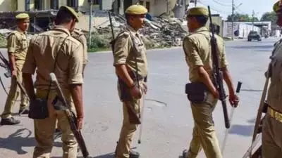 UP: युवक के कार में हथियार रखने के आरोप में 4 पुलिसकर्मी निलंबित