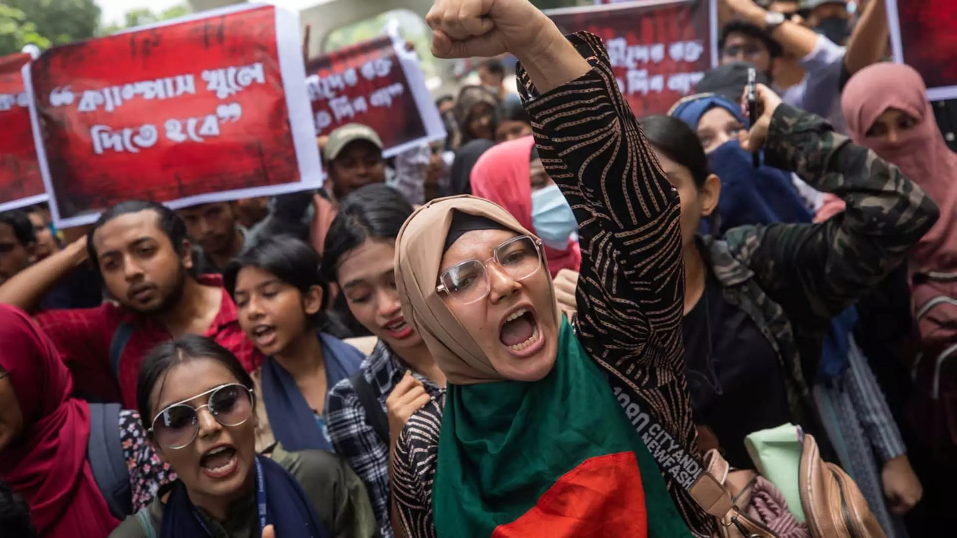 Bangladesh में शेख हसीना के 15 साल के शासन को ख़त्म कर दिया
