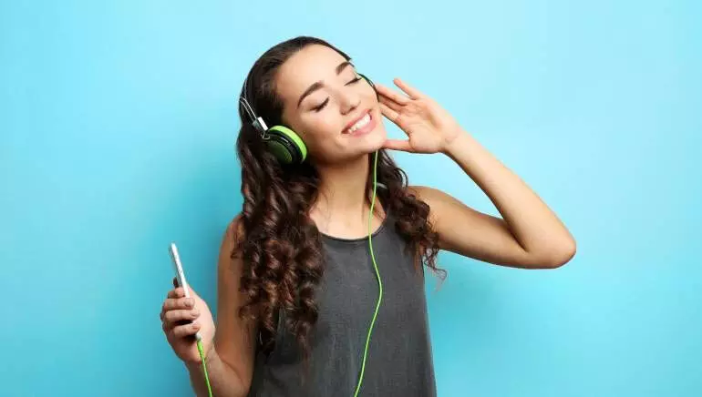 Ear Care: दिनभर कान में इयरफोन लगाने से जाने नुकसान