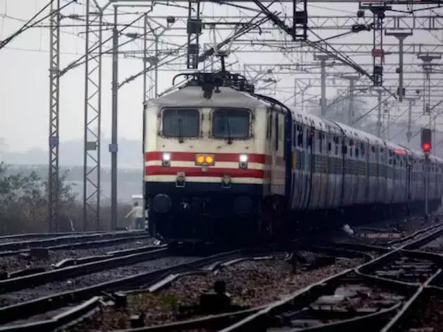 Train सेवाएं स्थगित होने से यात्रियों हुआ बेहद परेशानी