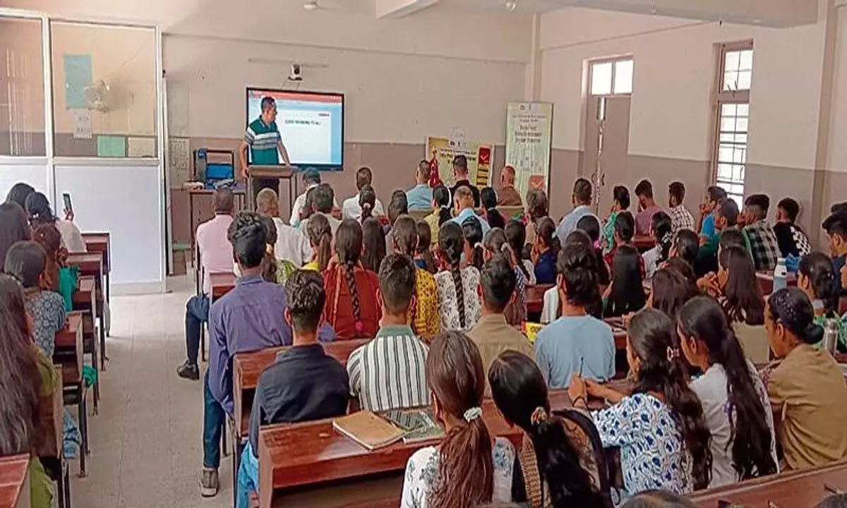 Himachal: विद्यार्थियों और शिक्षकों ने वित्तीय साक्षरता के बारे में सीखा
