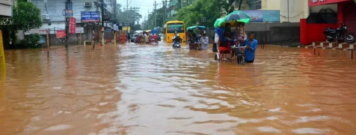 Assam:अचानक आई बाढ़ के कारण आज गुवाहाटी में शैक्षणिक संस्थान बंद