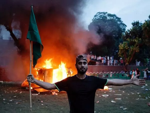 Bangladesh: उपद्रवियों ने छह पुलिस थानों में तोड़फोड़ की और लगा दी आग