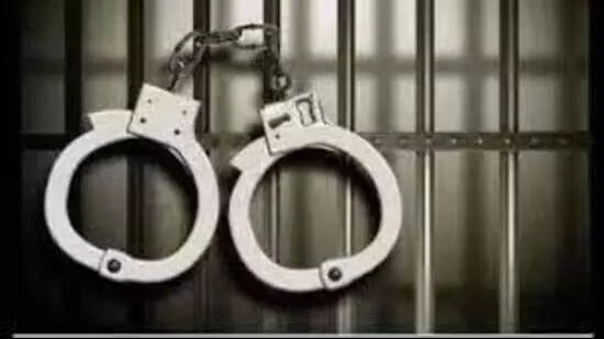 arrested: सेवानिवृत्त बैंकर की खिड़की पर गोली चलाने के आरोप में चार गिरफ्तार