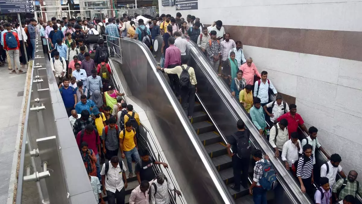 Tamil Nadu : पल्लवरम-गुडुवनचेरी के बीच ट्रेन सेवा स्थगित होने से यात्रियों को काफी परेशानी का सामना करना पड़ा