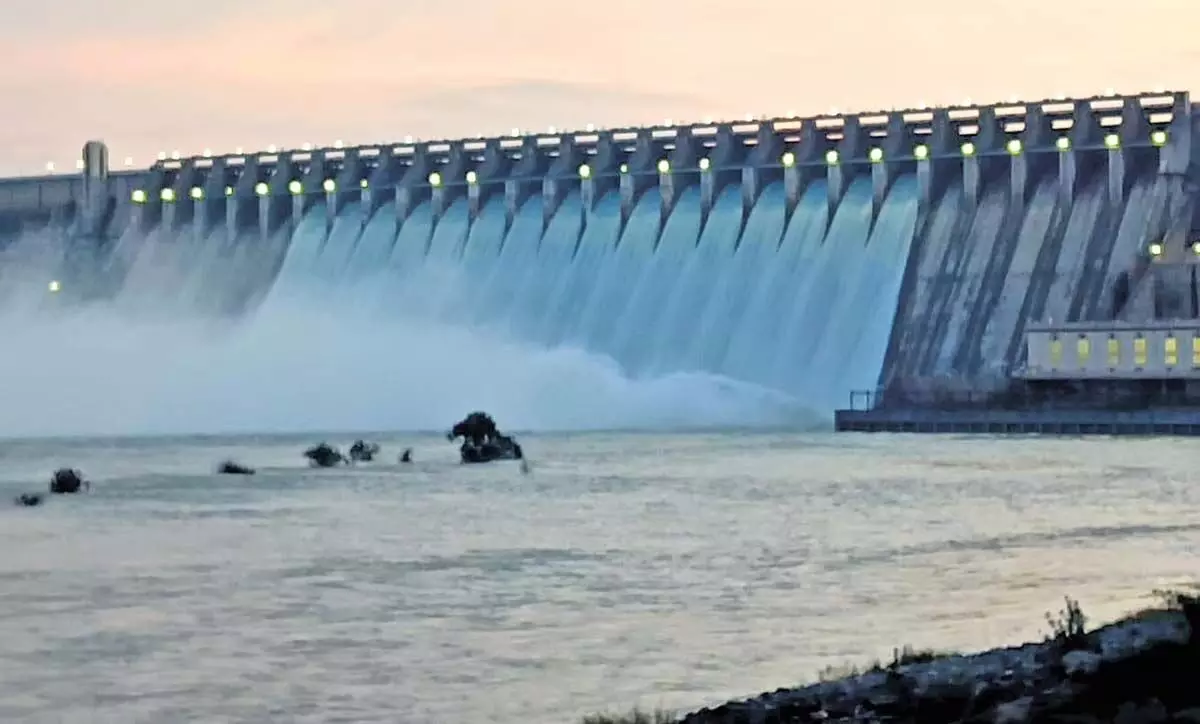 भारी जल स्तर के बीच Nagarjuna Sagar बांध के 16 गेट खोले जाने से किसान खुश