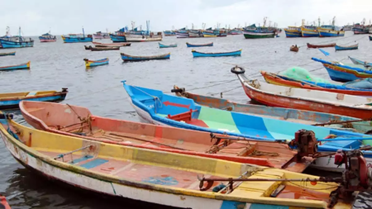 Tamil Nadu  :  तमिलनाडु के 22 मछुआरों को श्रीलंकाई नौसेना ने हिरासत में लिया