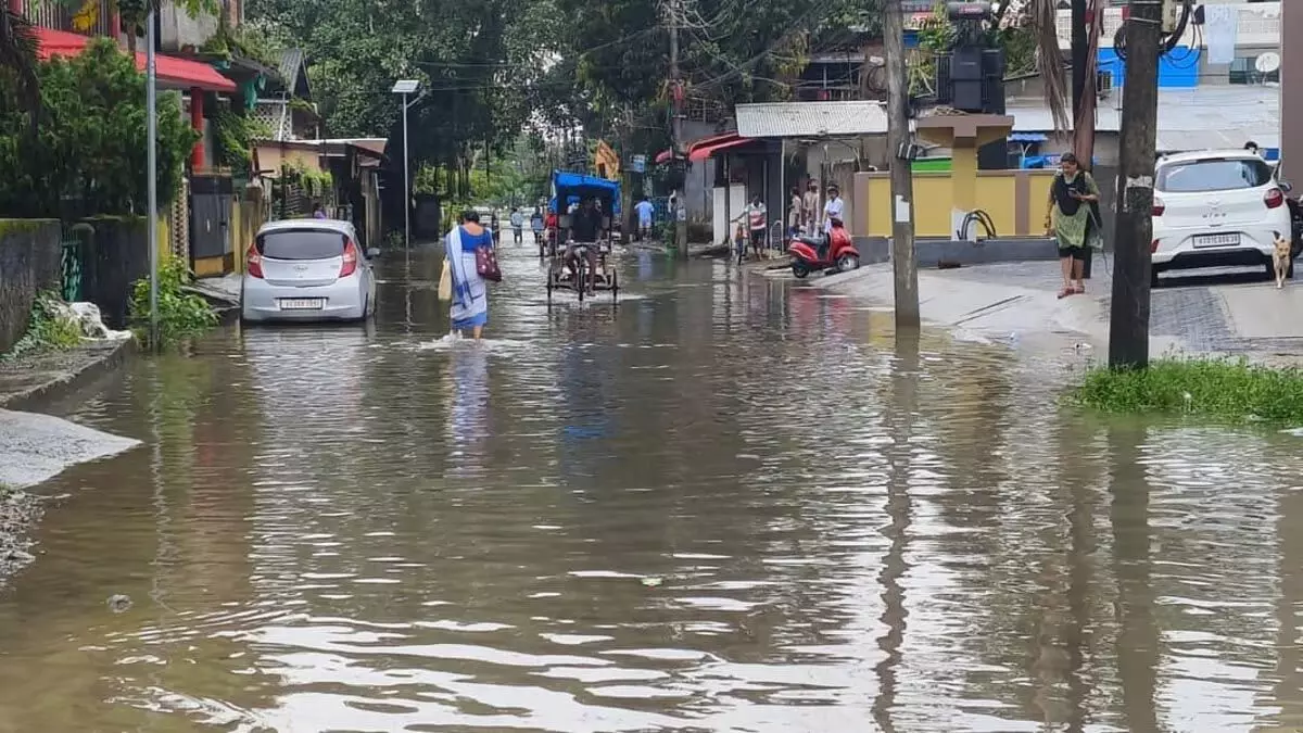Assam : डिब्रूगढ़ शहर में फिर भीषण बाढ़, सड़कें और घर जलमग्न, स्कूल बंद
