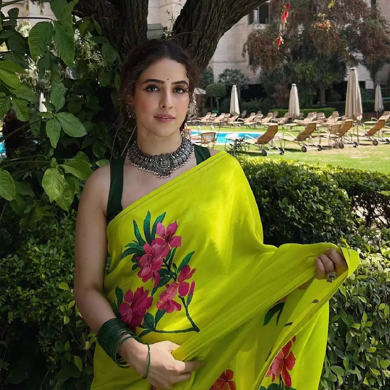 Sanya Malhotras green outfits: सान्या मल्होत्रा के  ग्रीन आउटफिट हैं परफेक्ट, हर कोई करेगा तारीफ