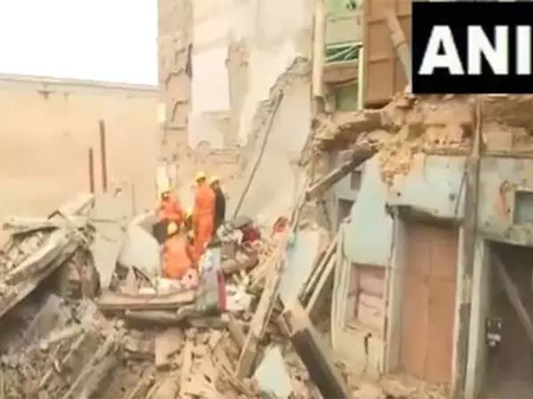 Varanasi में दो मकान ढहे, एक की मौत और आठ को बचाया गया