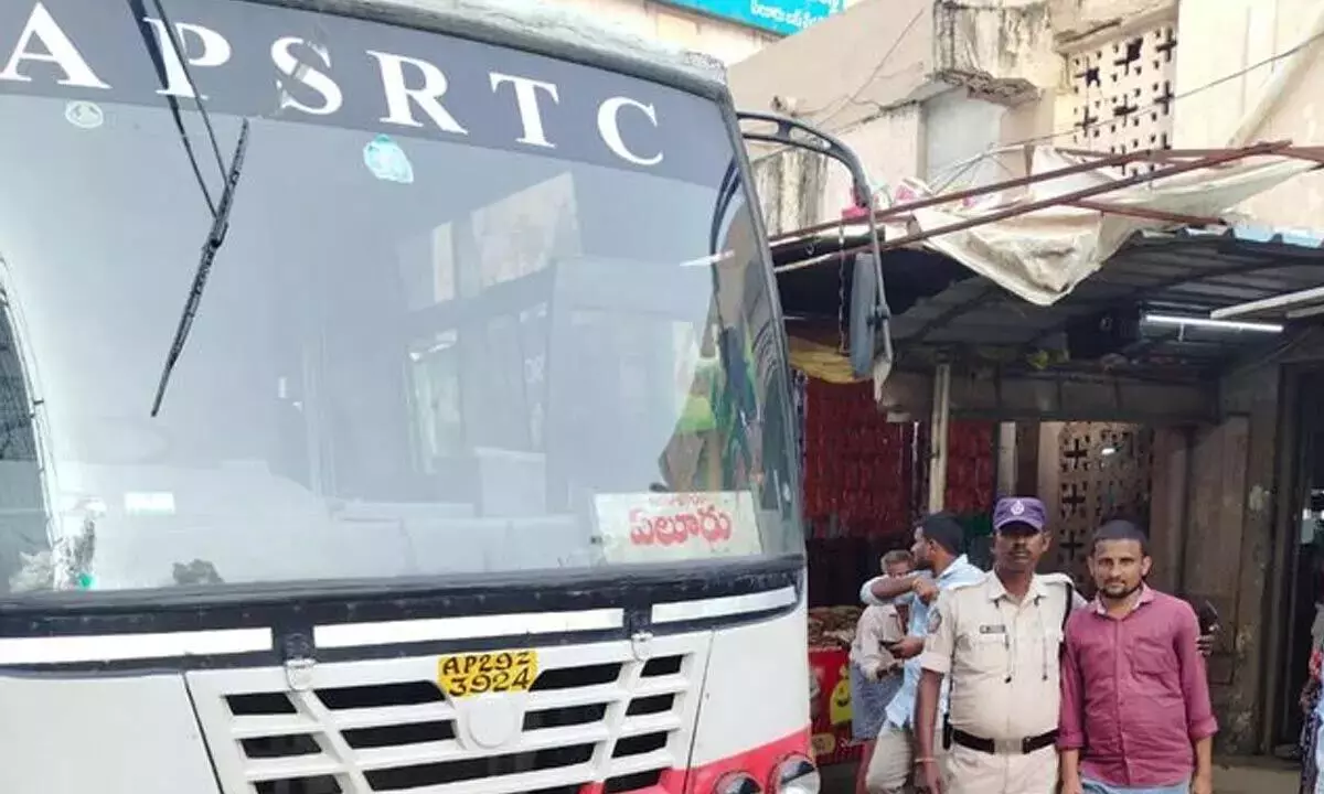 Andhra Pradesh: पुलिस की त्वरित प्रतिक्रिया से युवक की जान बच गई