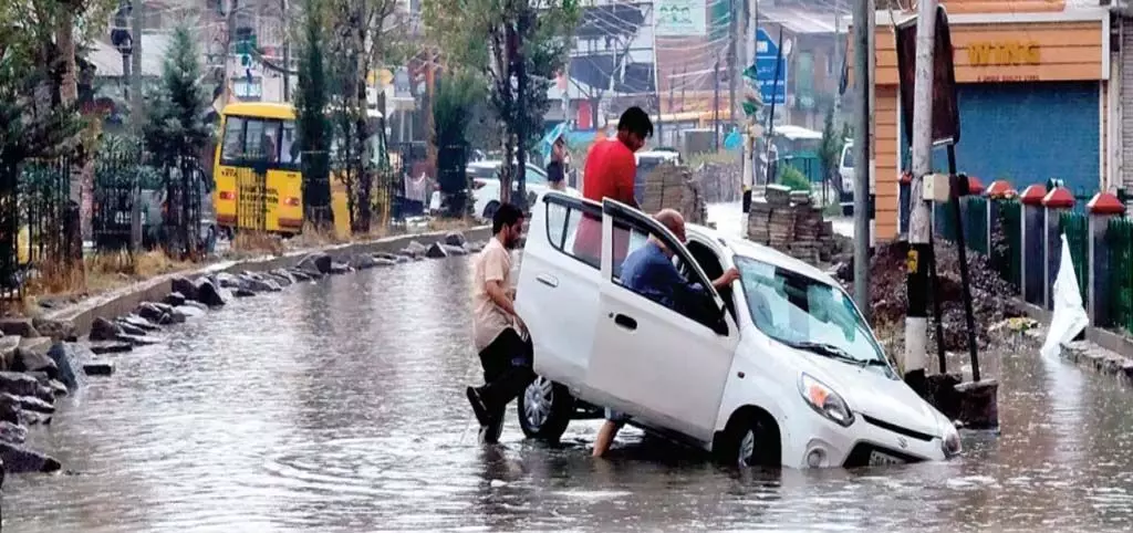 Srinagar: श्रीनगर में बारिश से ठप पड़ी बिजली व्यवस्था