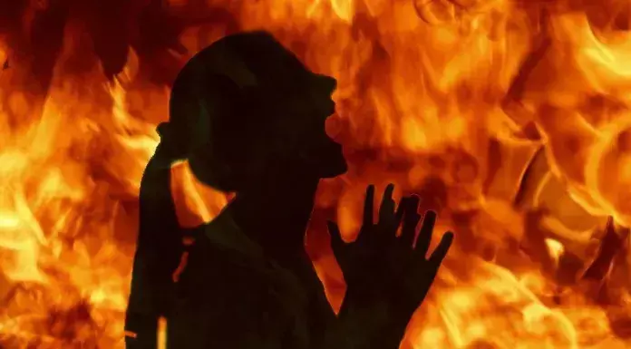 Lucknow: सड़क पर ज्वलनशील पदार्थ डालकर महिला ने लगाई आग