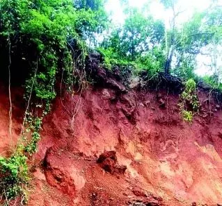 Konnem, प्रियोल एनएच पर पत्थरों से भरी पहाड़ी ढलानें यात्रियों को परेशान करती