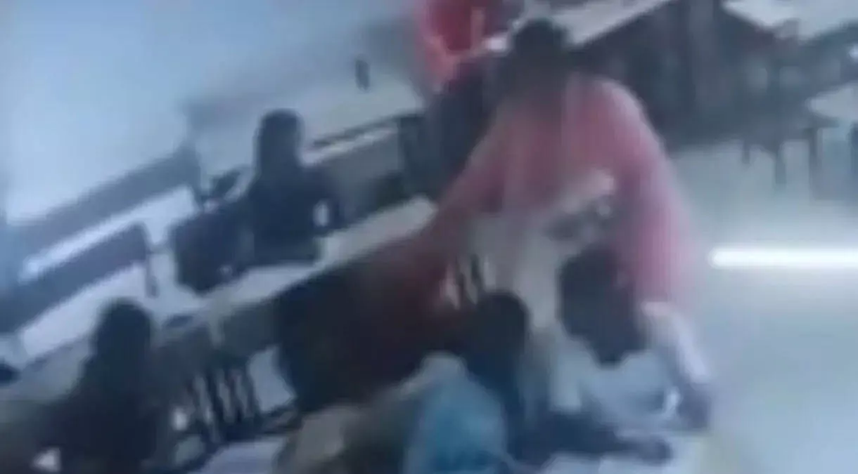 VEDIO: ग़ुस्साई टीचर ने 10 साल की बच्ची को बाल पकड़कर जमीन पर पटका