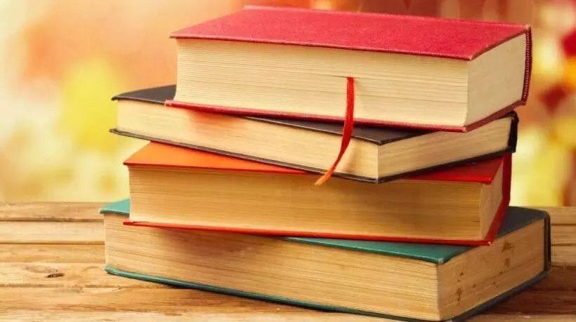 Narasaraopet: कॉलेज के छात्रों को पुस्तकें वितरित की