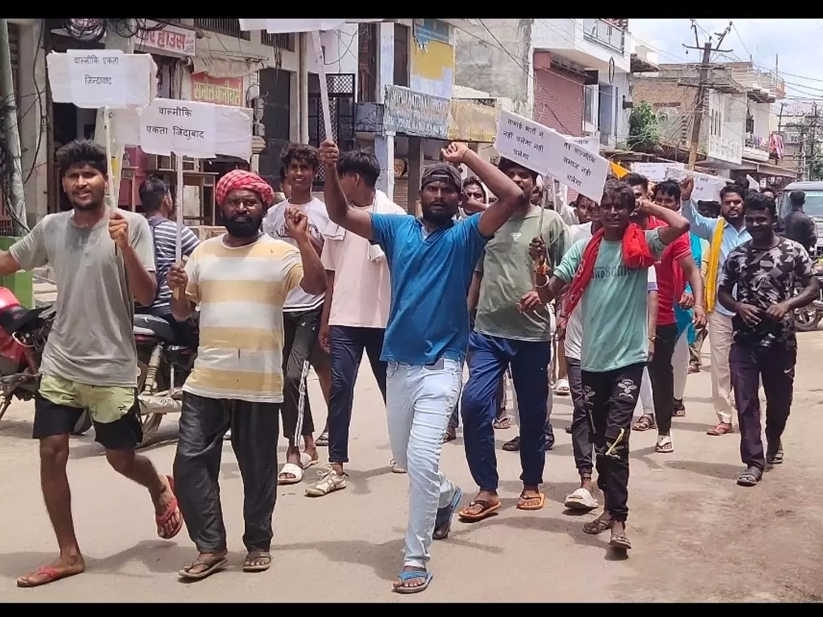 Bharatpur: वाल्मीकि समाज के लोगों ने झाड़ू लेकर किया प्रदर्शन