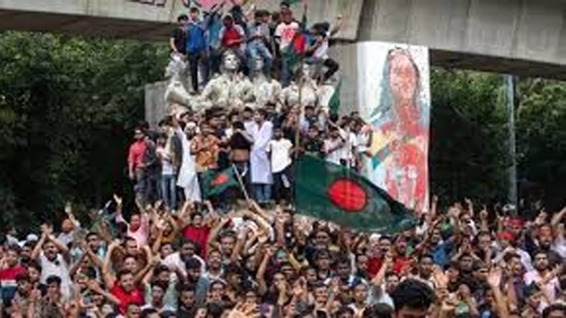 Bangladesh में प्रदर्शनकारियों ने हसीना के सरकारी आवास पर धावा बोला