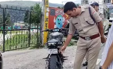 Pithoragarh: चालान के डर से युवक ने बाइक पर लगाई थी फोल्डिंग नम्बर प्लेट