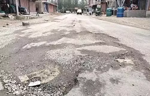 Handwara: हंदवाड़ा बाईपास सड़क खस्ताहाल, यात्रियों को परेशानी