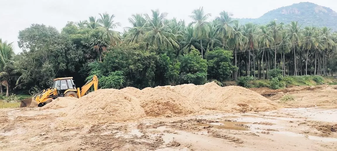 Telangana उच्च न्यायालय ने अवैध रेत खनन पर सरकार को नोटिस जारी किया